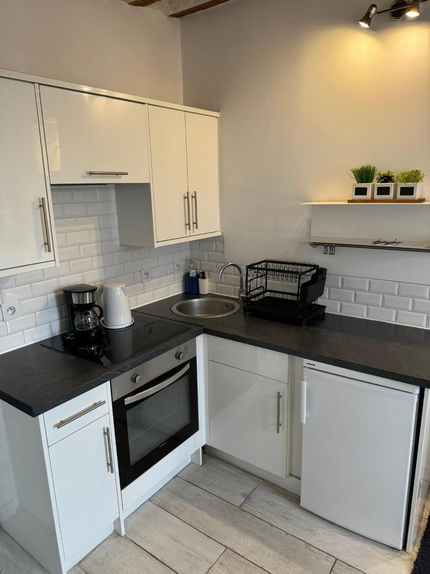 Freshly Tastefully Renovated Apartments In Heart Of Old Antibes Zewnętrze zdjęcie